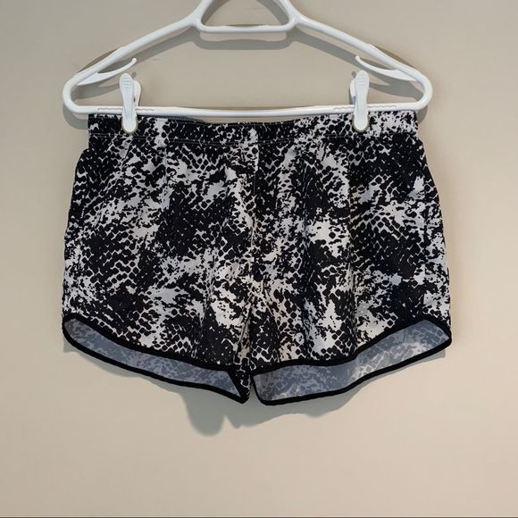 Black & White New Balance Shorts Size Medium - Picture 1 of 8